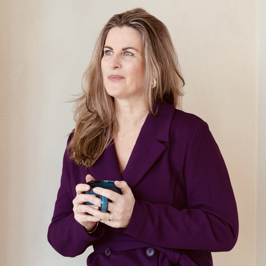 Ingeborg Beuzel met een kop thee in haar handen, Jungiaans therapeut en begeleider van de visualisaties