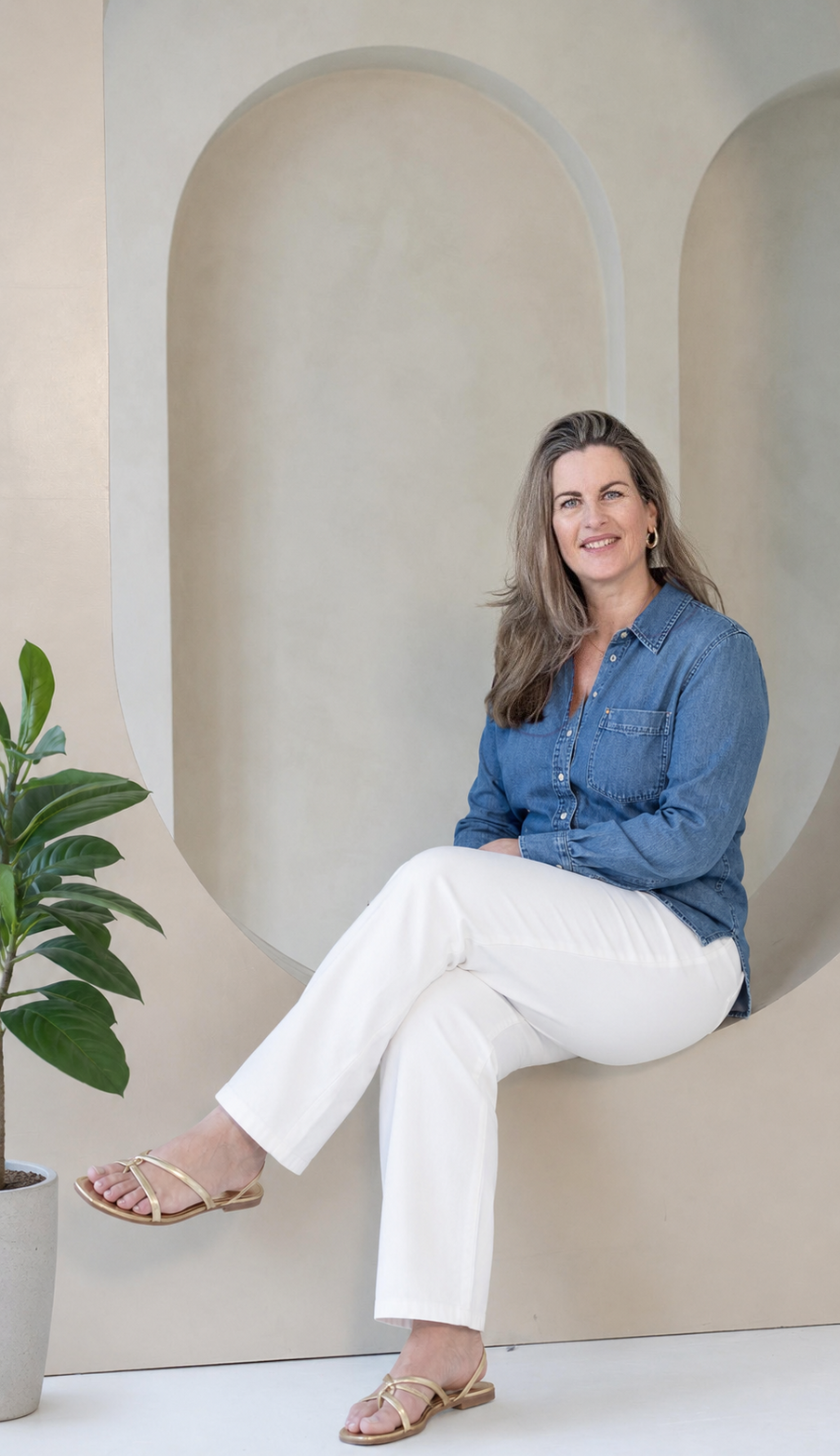 Ingeborg Beuzel, Jungiaans therapeut, zittend in een lichte ruimte met plant en boogvormige architectuur