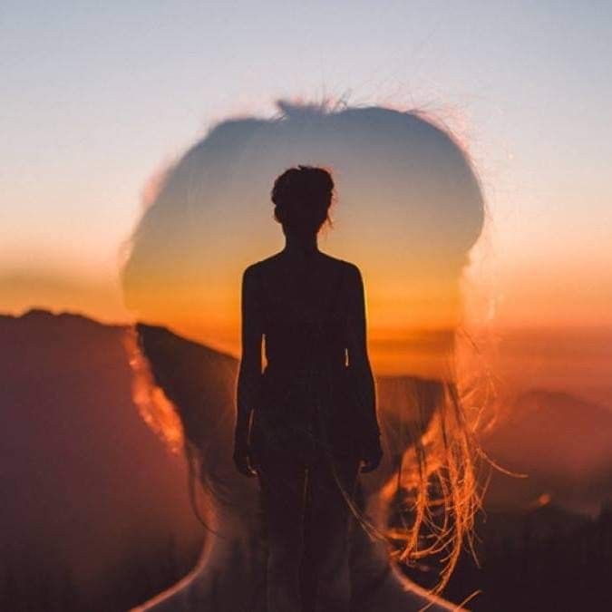 Silhouet van een persoon tegen een zachte zonsondergang, als beeld voor het ontmoeten van je eigen archetype